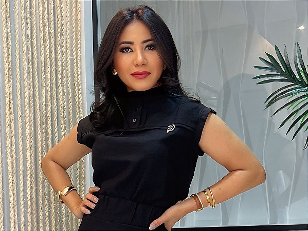 Blusa Visco Trench Preta com Gola Alta e Botões no Colo