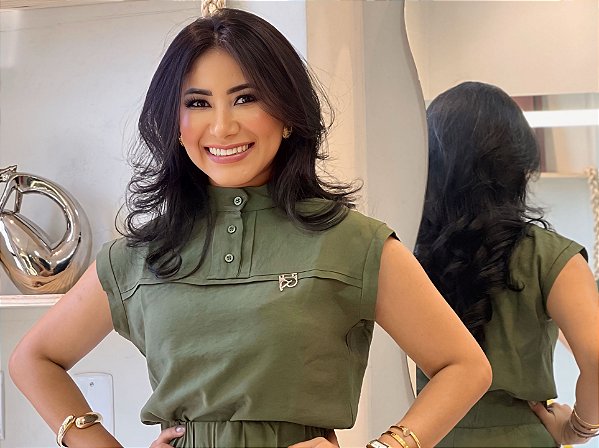 Blusa Visco Trench Verde Militar com Gola Alta e Botões no Colo