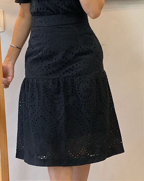 Saia Lese Preta Midi com Bolsos e Babados e Acabamento Especial na Barra