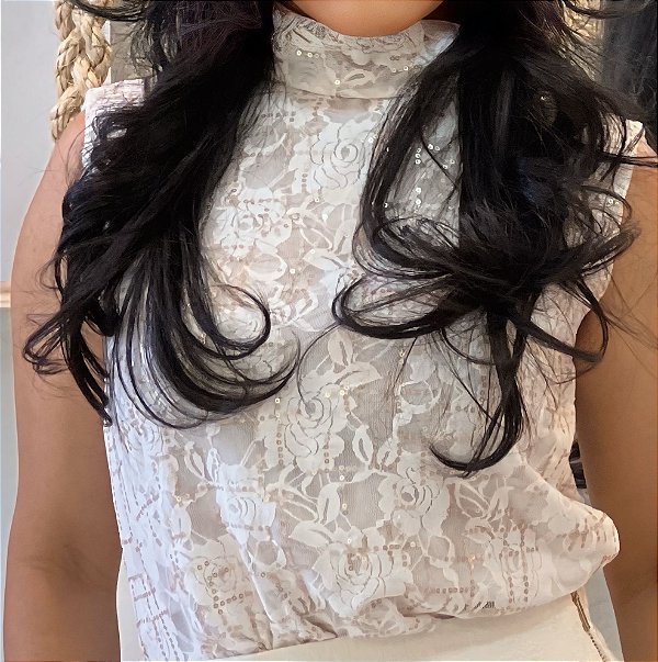 Blusa Renda Forrada Branca Off White Cavada com Gola Alta Finos Paetês Champanhe em Toda Extensão.