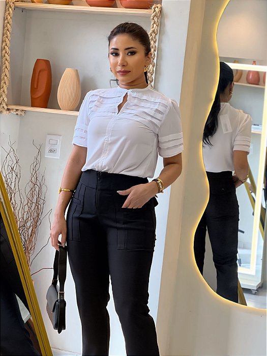 Blusa Crepe Branca Com Mangas Média E Nervuras Largas No Colo