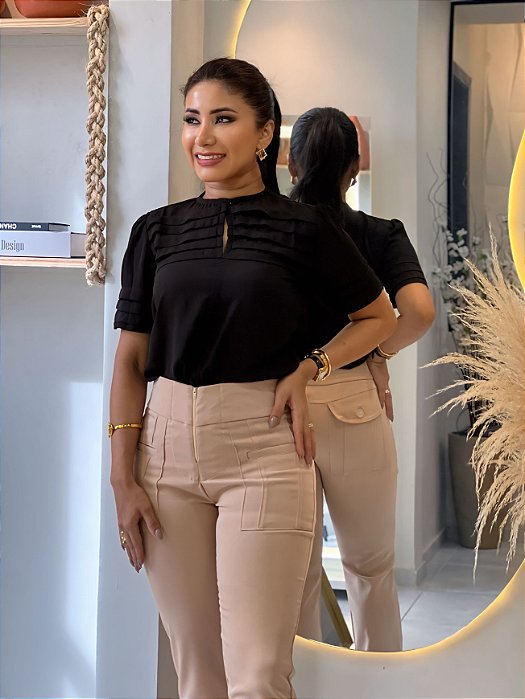 Blusa Crepe Preta Com Mangas Média E Nervuras Largas No Colo