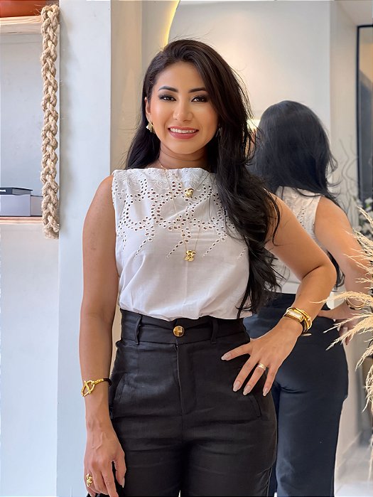 Blusa Cambraia De Algodão Bordada Branca Cavada Com Gola Barca