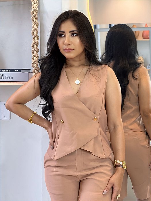 Blusa Visco Trench Rosa Seco Estilo Colete Ajustado Com Decote V E Botões Metalizado