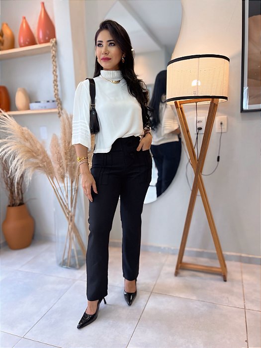 Calça Alfaiataria Preta Reta Com Pala No Zíper Frontal, Bolsos Frente E Traseiro Com Nervuras