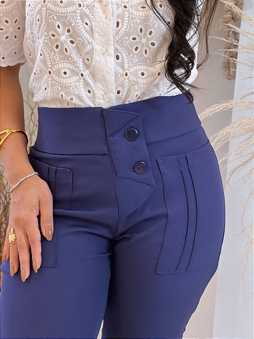 Calça Alfaiataria Azul Marinho Flare Com Pala No Zíper Frontal, Bolsos Frente E Traseiro Com Nervuras E Fenda Atrás