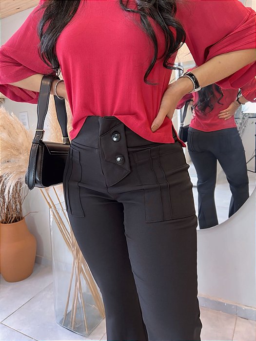 Calça Alfaiataria Preta Flare Com Pala No Zíper Frontal, Bolsos Frente E Traseiro Com Nervuras E Fenda Atrás