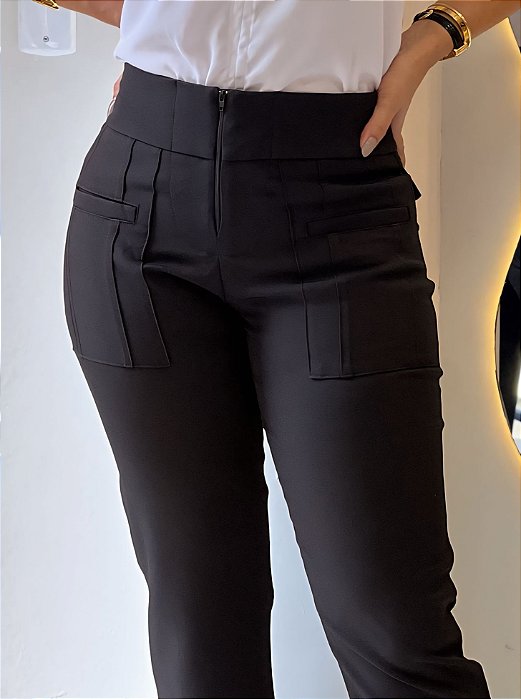 Calça Alfaiataria Preta Reta com Zíper Frontal Bolsos Verdugos Frente com Nervuras e Bolsos Traseiros com Lapela e Nervu
