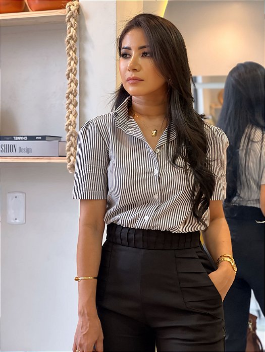 Camisa Tricoline Listras Pretas Com Manga Curta, Gola E Botões Na Frente