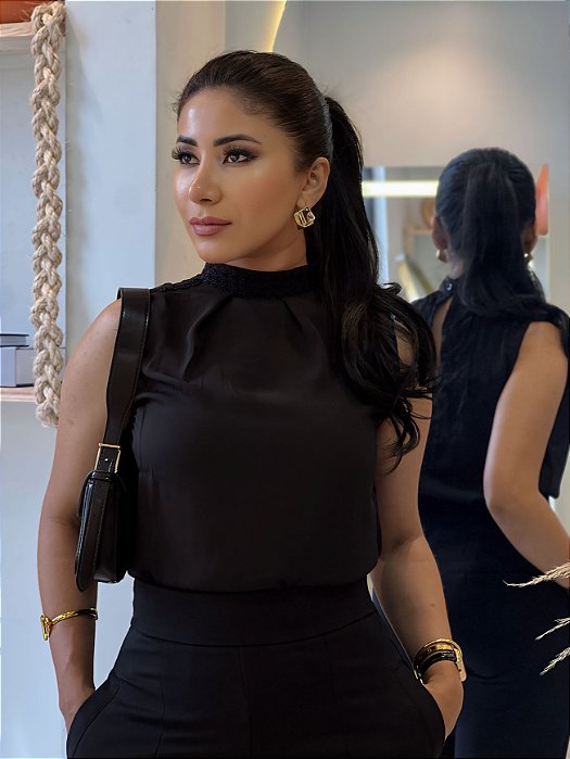 Blusa Crepe Preta Cavada, Gola Alta E Delicados Bordados