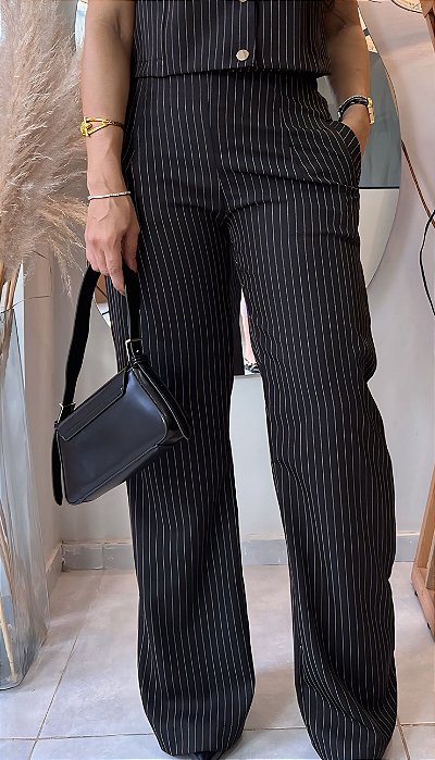 Calça Alfaiataria Two-Way Preta Pantalona Risca De Giz Preta E Branca Bolsos Frente, Bolsos Verdugos Traseiro
