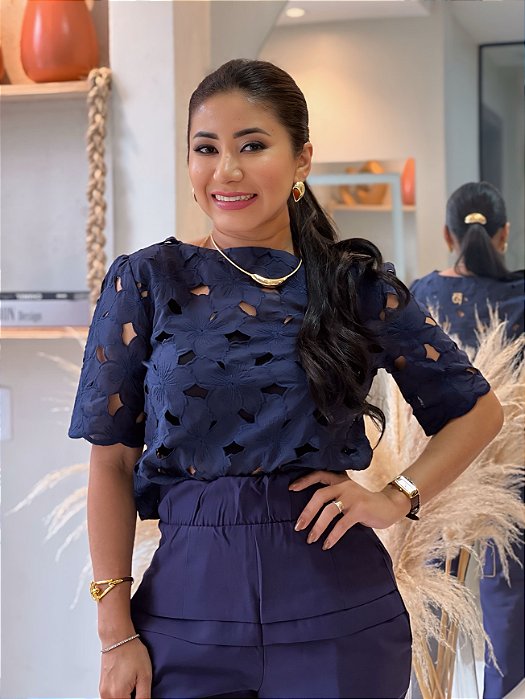 Blusa Renda Richelieu Azul Marinho Com Gola Barca E Manga Média