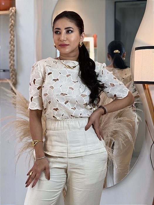 Blusa Renda Richelieu Natural Com Gola Barca E Manga Média