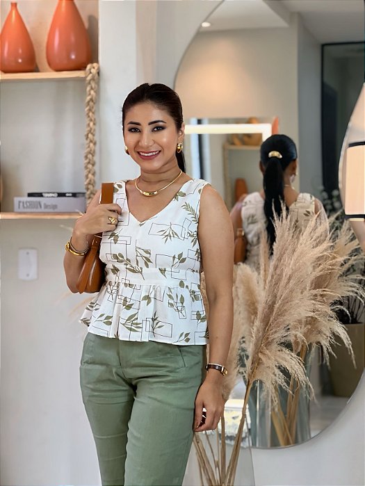 Blusa Cambraia De Linho Estampa Verde E Branca Ajustada, Decote V E Levemente Peplum