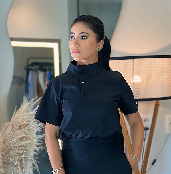 Blusa Tricoline Preta Com Gola Larga Botões Laterais E Mangas Média