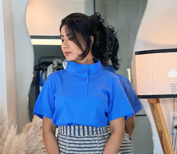 Blusa Tricoline Azul Indigo Com Gola Larga Botões Laterais E Mangas Média