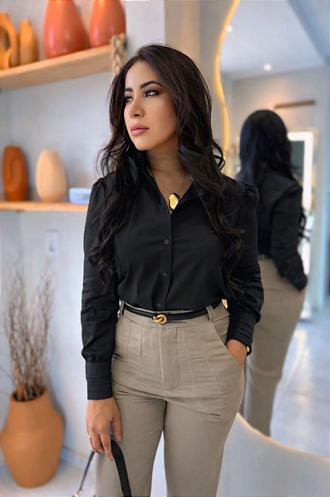 Camisa Tricoline Preta Manga Longa Com Corte Oval De Barra Botões Frontal Finas Nervuras Nos Punhos E Costa