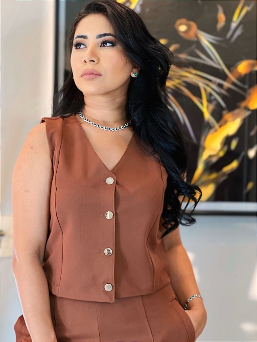 Blusa Alfaiataria Monaco Marrom Colete Com Corte Ajustado E Botões De Metal Na Frente