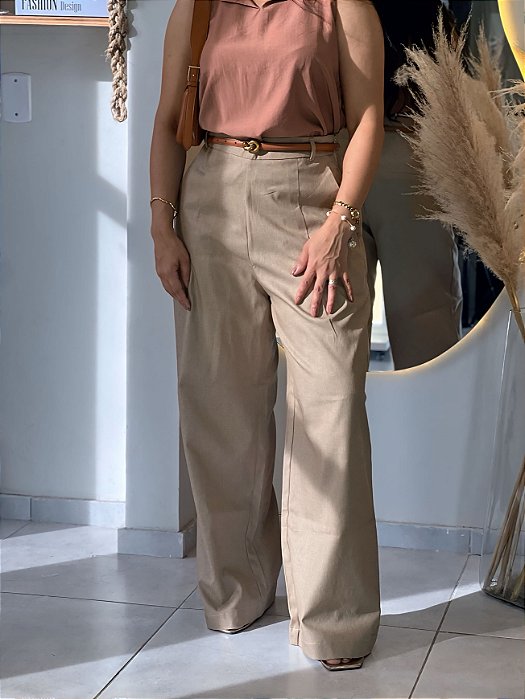 Calça Alfaiataria Cáqui Pantalona Evasê Com Passantes E Bolsos Frente