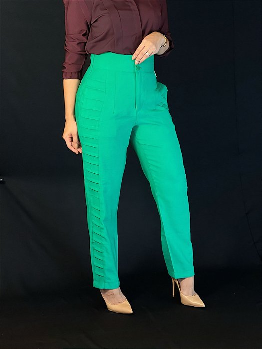Calça Alfaiataria Amaranto Verde Garrafa Reta Com Nervuras Laterais, Bolsos Frontais E Traseiros, Elástico Atrás E Fecho