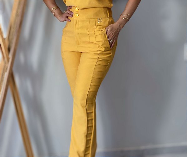 Calça Alfaiataria Amaranto Mostarda Reta Com Nervuras Laterais, Bolsos Frontais E Traseiros, Elástico Atrás E Fecho Fron