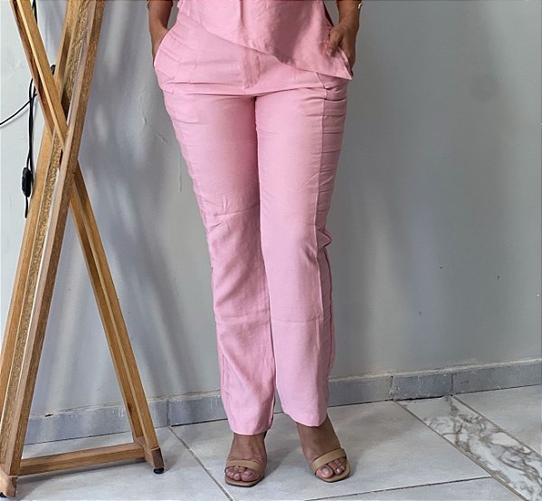 Calça Alfaiataria Amaranto Rosa Reta Com Nervuras Laterais, Bolsos Frontais E Traseiros, Elástico Atrás E Fecho Frontal