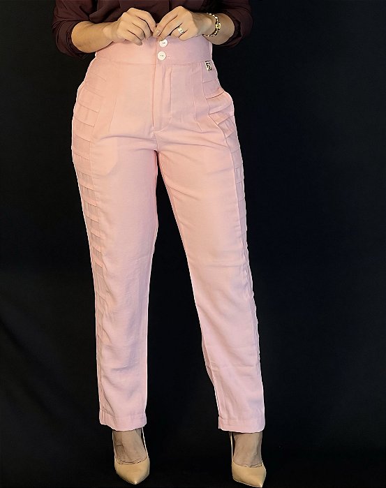 Calça Alfaiataria Amaranto Rosa Reta Com Nervuras Laterais, Bolsos Frontais E Traseiros, Elástico Atrás E Fecho Frontal