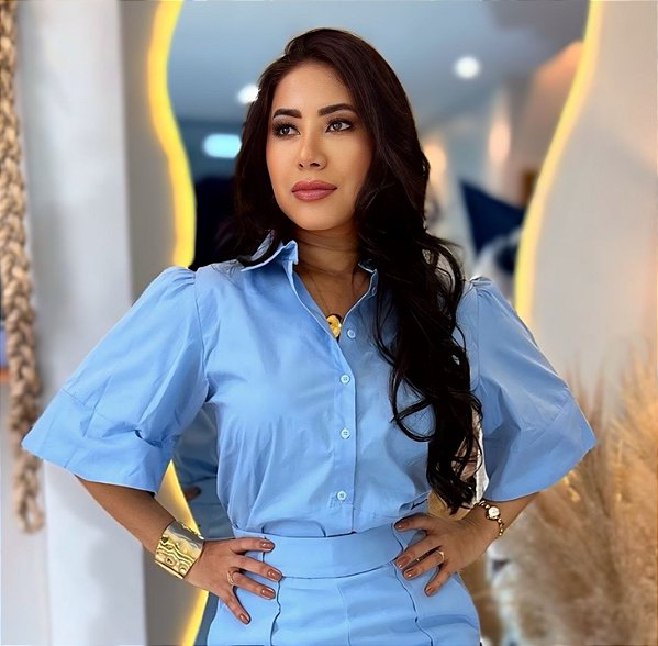 Camisa Tricoline Azul Pastel Com Manga Evasê, Botões E Corte Assimétrico Lateral