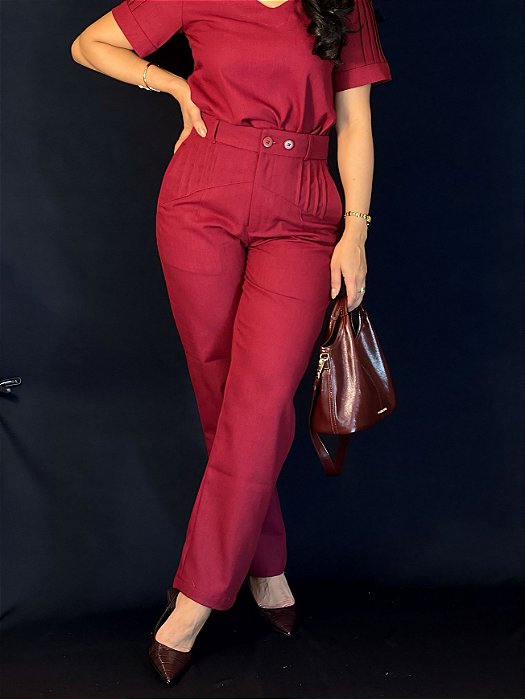 Calça Linho Misto Marsala Reta, Fecho Com 2 Botões E Nervuras Na Frente, Bolsos Frente E Traseiro, Elástico Cós Atrás