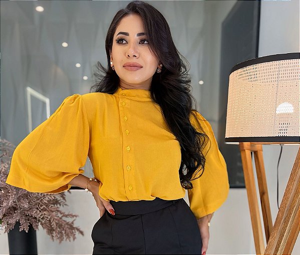 Blusa Viscose Mostarda Manga Evasê, Gola Alta e Botões Lateralizados