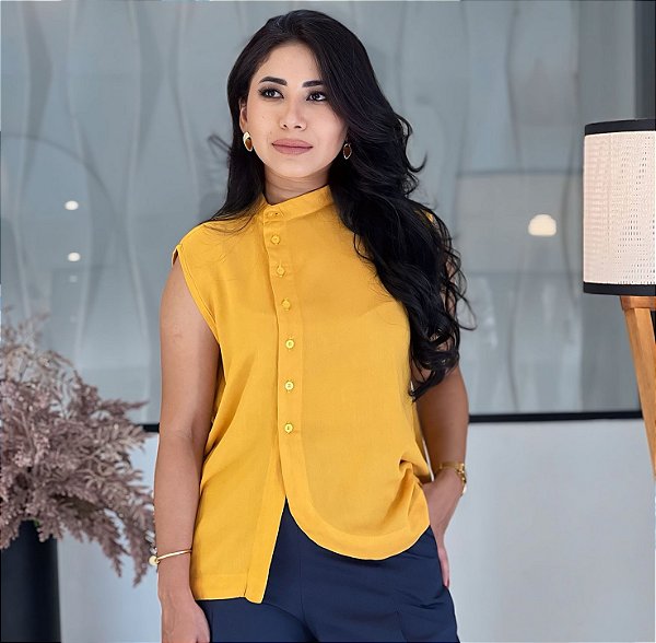 Blusa Viscose Mostarda Cavada, Gola Alta e Botões Lateralizados
