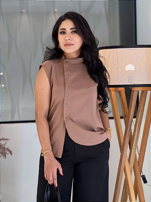 Blusa Viscose Moca Mousse Cavada, Gola Alta e Botões Lateralizados