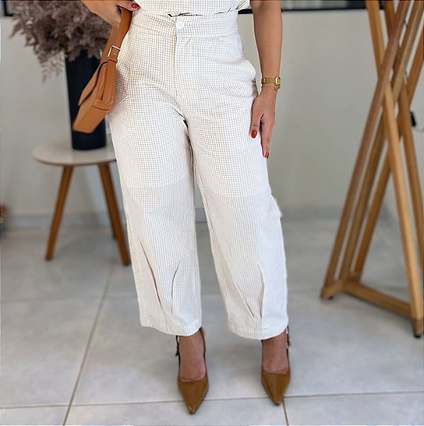 Calça Tricoline Listras Natural Reta Com Bolsos, Fecho Frontal e Pregas Na Barra