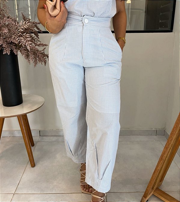 Calça Tricoline Listras Azul Pastel Reta Com Bolsos, Fecho Frontal e Pregas Na Barra