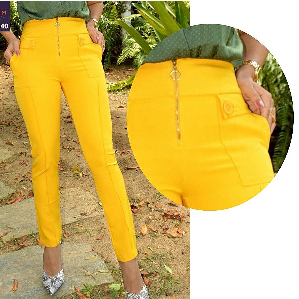 Calça Alfaiataria Amarela Reta Nervuras nos Bolsos com Lapela Traseiros e Linha de Nervura Frontal