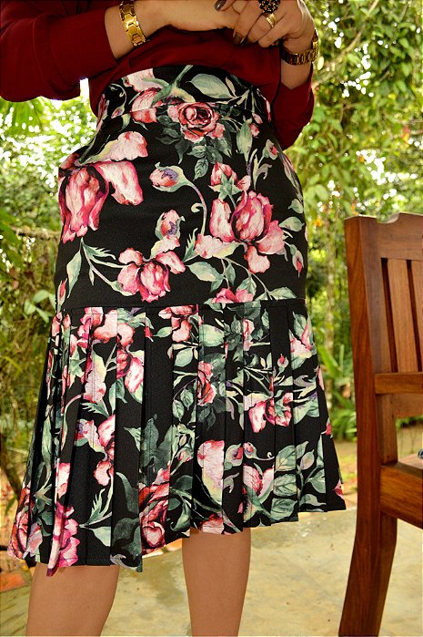 Saia Luzy Estampada Fundo Preto com Pregas na Barra
