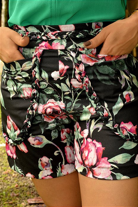 Short Luzy Estampada Fundo Preto com Tranças nos Bolsos e no Cós