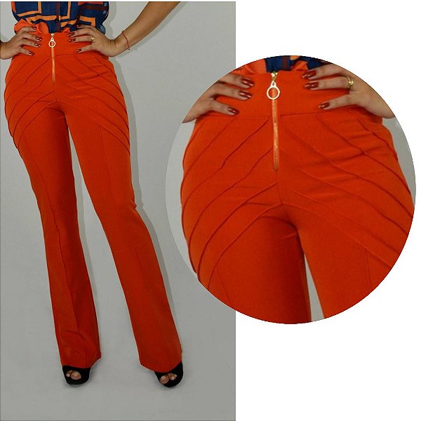 Calça Alfaiataria Vermelho Alaranjado Flare com Nervuras Finas nos Bolsos Traseiros e Nervuras Frontais