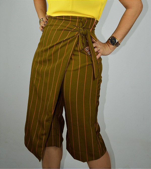 Bermuda Crepe Encorpado Listrada Verde Lodo Envelhecido com Corte Assimétrico Frontal e Bolsos Verdugos