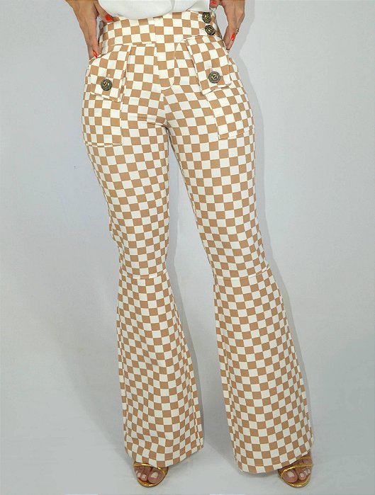 Calça Alfaiataria Feminina Flare Estampa Caramelo e Off-White Mosaíco com Pala e Bolsos com Botões Diferenciados