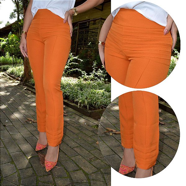 Calça Alfaiataria Feminina cor Caramelo Reta com Nervuras Horizontais no Quadril, Bolsos e Barra