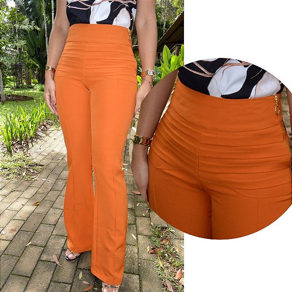 Calça Alfaiataria Feminina cor Caramelo Flare com Nervuras Horizontais no Quadril e Bolsos