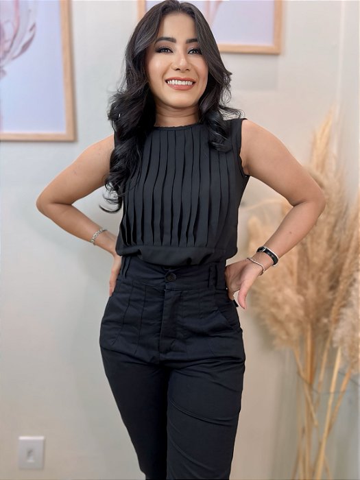 Blusa Crepe Preta Cavada com Nervuras Largas na Frente