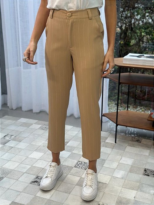 Calça Feminina Alfaiataria Crepe Madonna Risca de Giz Camel