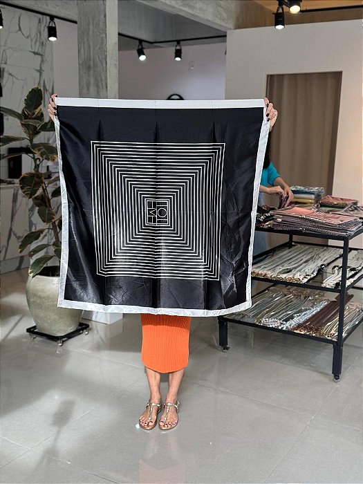 Lenço Acetinado Estampado Quadriculado Preto e Branco