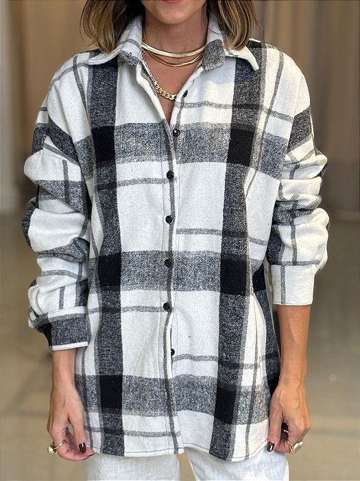 Camisa Feminina Oversized Winter Xadrez Branco e Preto