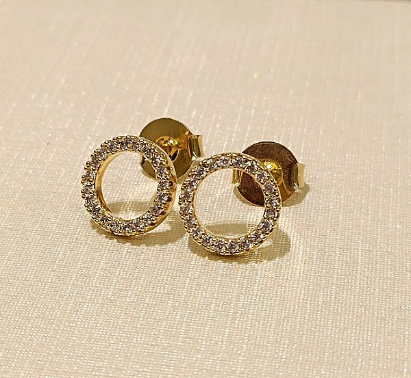 Brinco circulo vazado cravejado de zircônias - Banhado a Ouro 18k