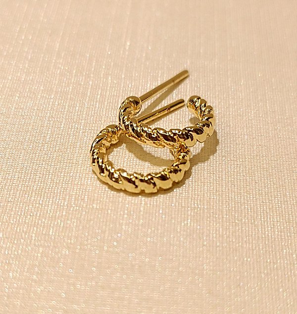 Brinco mini argola torcidinha - Banhado a Ouro 18k