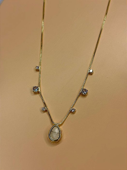 Choker com pedra cor off delicado e zirconias de cristal - Banhado a Ouro 18k