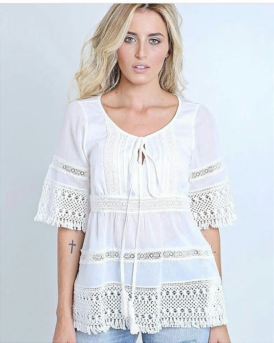 BAZAR - Anemess - Tamanho G - Bata em algodão com mangas e entremeio com rendas e cordão para amarração no colo. Zíper na lateral e modelagem mais solta proporcionando mais conforto! Ideal para compor looks étnicos. Detalhe em renda. Mangas amplas.